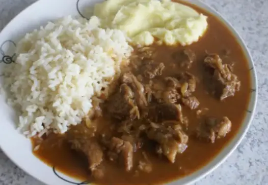 GULAŠ KAO U RESTORANU – KUHARI IMAJU SPECIFIČAN RECEPT: Tajna je u 1 SASTOJKU