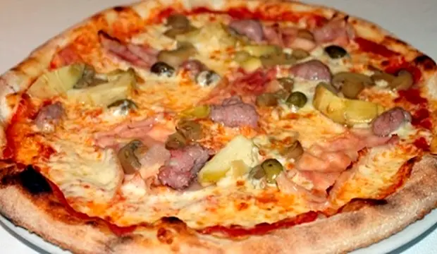 Uključite rernu i dok se ona zagrije, pizza je spremna!